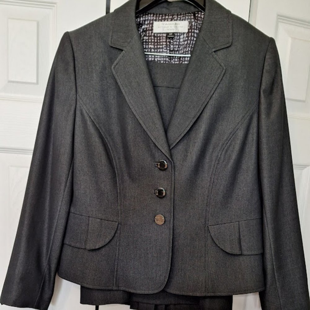 New never worn Tahari suit with peplum back, lots of detail